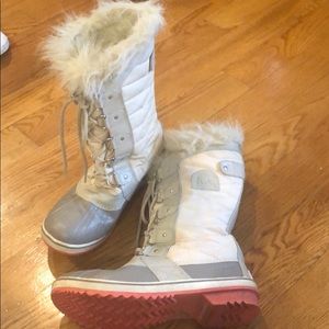 SOREL WATERPROOF BOOTS 9